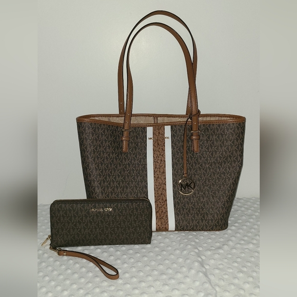 Michael Kors Acorn Stripe Carryall Tote SET (Medium) - Picture 1 of 4